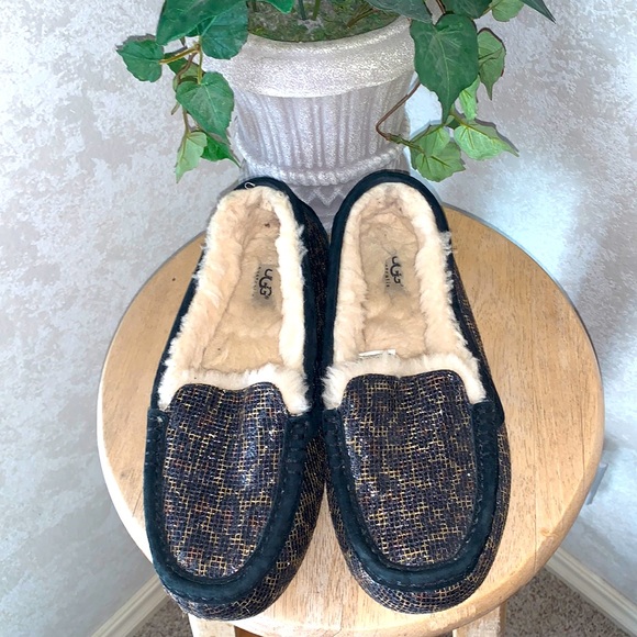 UGG Shoes - UGG Cheetah/Leopard print slippers/house-shoes Size 9 USA/40 EU❄️S/N 1006817